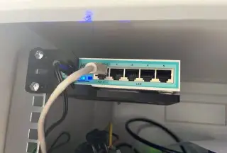Routerboard RB750Gr3 rackmount držák do racku Mikrotik