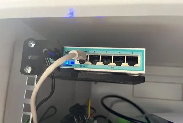 Routerboard RB750Gr3 rackmount držák do racku Mikrotik