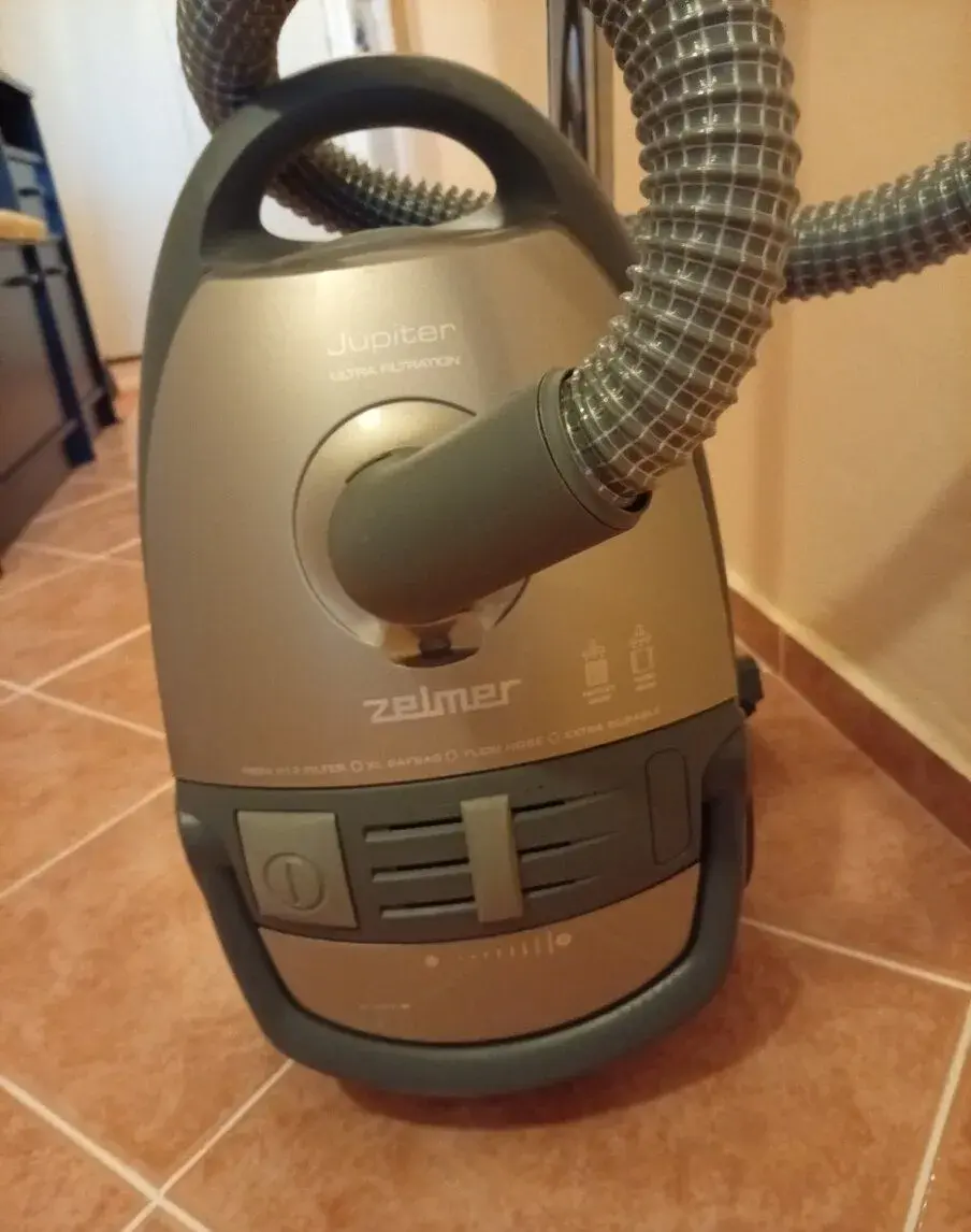 Vysavač starší Zemper. Šedá. Za 150kc.