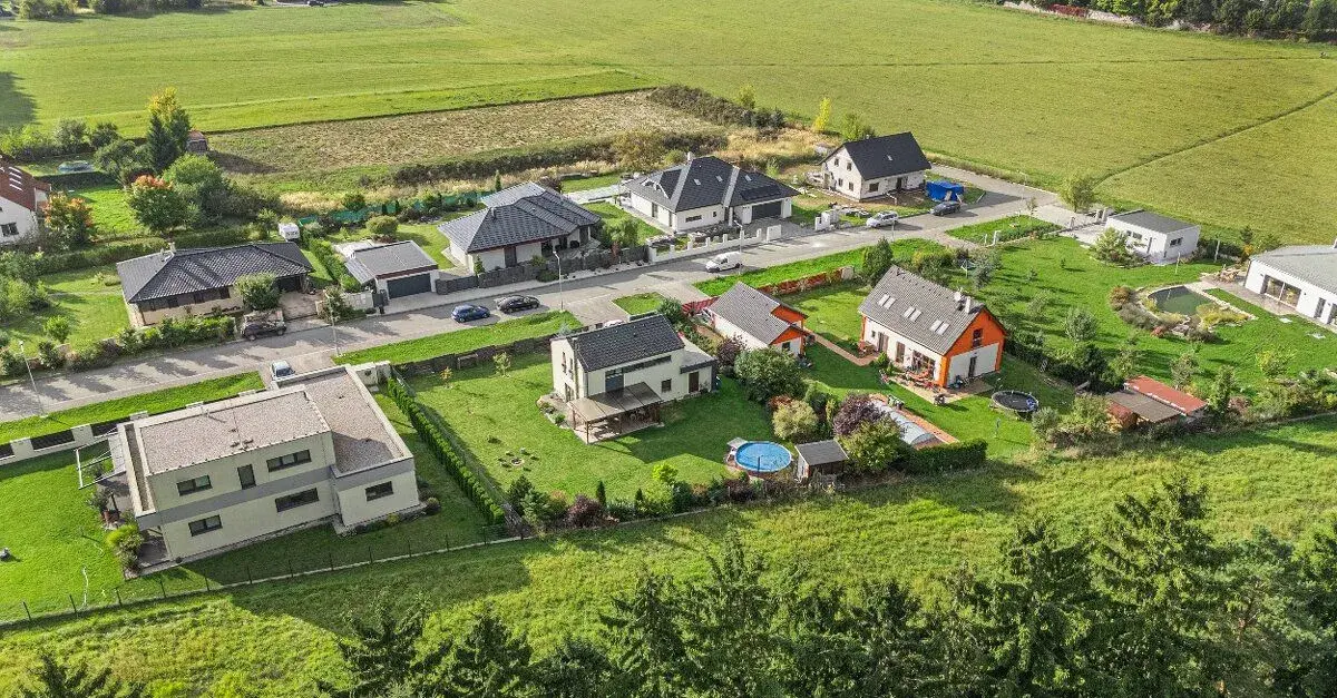 Moderní dřevostavba 5+KK s bazénem, garáží a chytrými techno