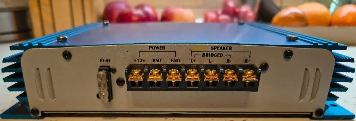 Autozesilovač dvoukanálový, celkový výkon 300W