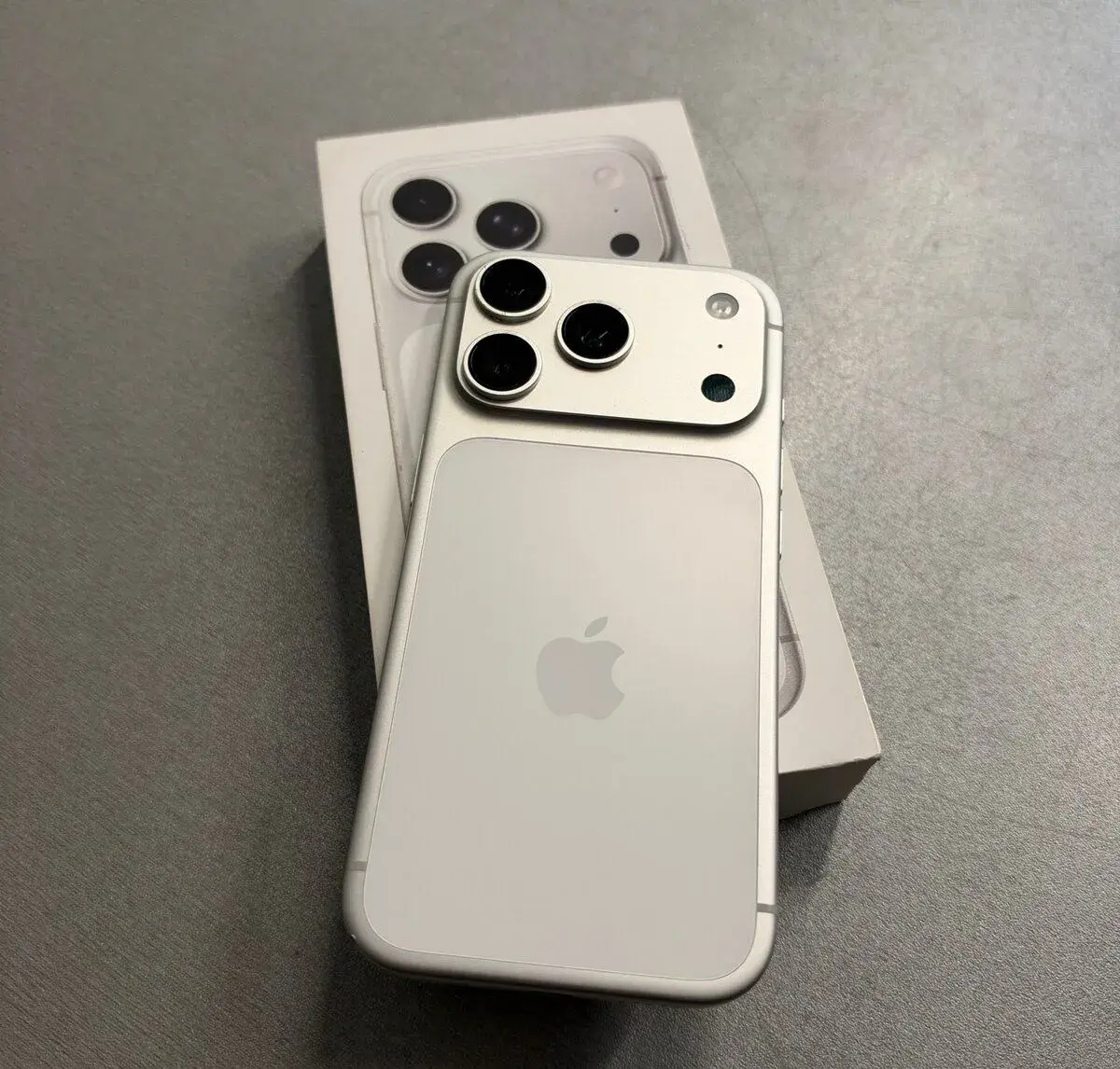 iPhone 17 Pro 256GB silver, pěkný stav, 12 měsíců záruka