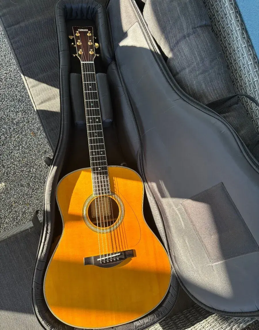 Transakustická kytara Yamaha LL-TA