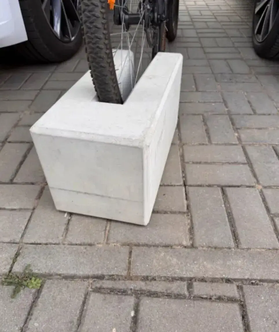 Betonový stojan na jízdní kola