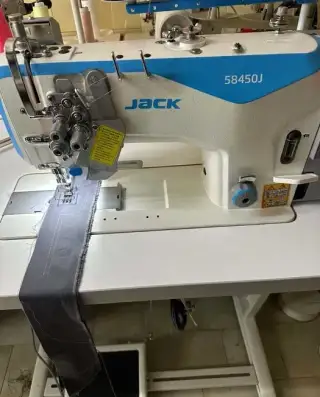 Průmyslový automatický 2 jehlový šicí stroj s dvojím JACK J