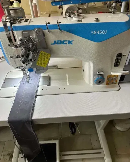 Průmyslový automatický 2 jehlový šicí stroj s dvojím JACK J