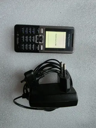 Sony Ericsson T250i + nabíječka – funkční retro mobil