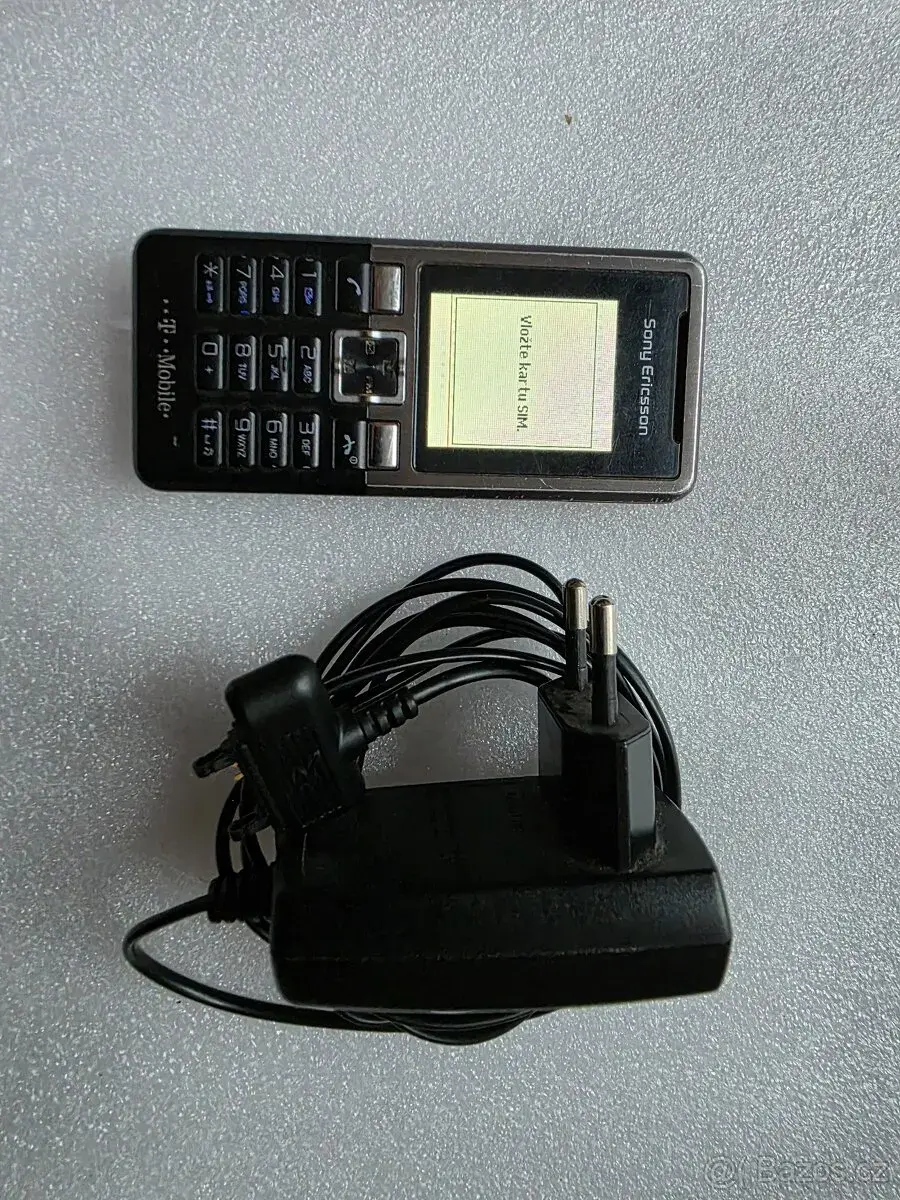 Sony Ericsson T250i + nabíječka – funkční retro mobil