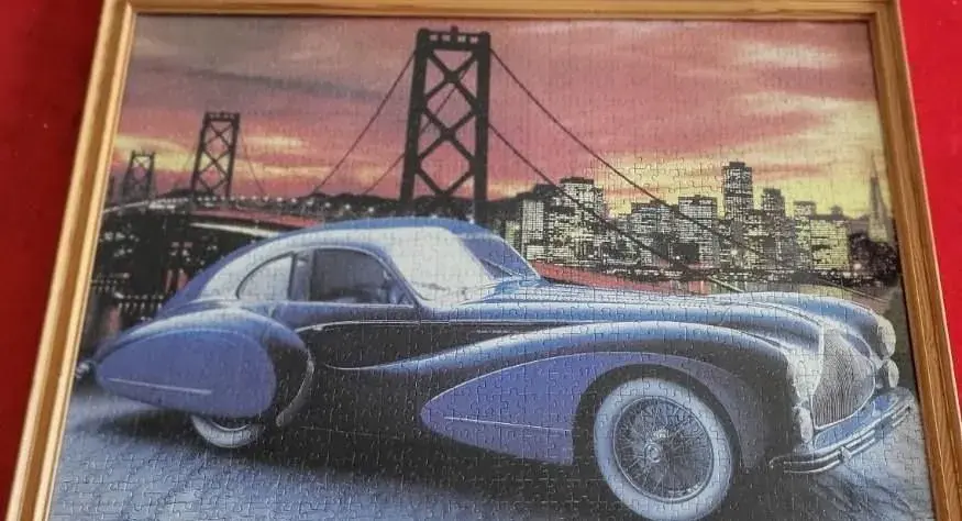 44 | Historický automobil před mostem