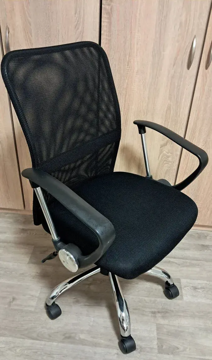 Černá kancelářská židle s prodyšnou síťkou