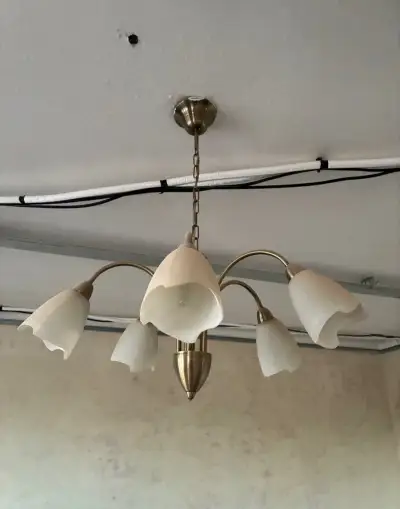 Pětiramenný mosazný lustr s bílými skleněnými stínidly