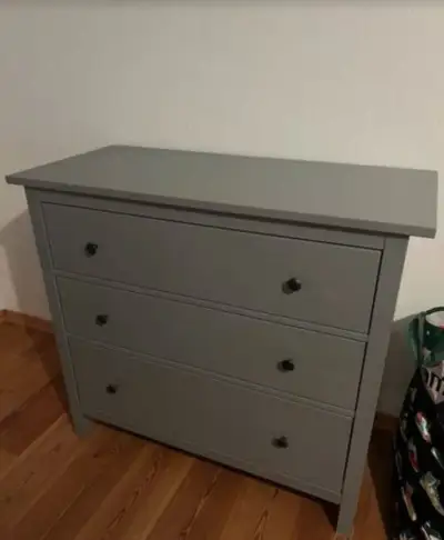 ŠEDÁ KOMODA IKEA HEMNES