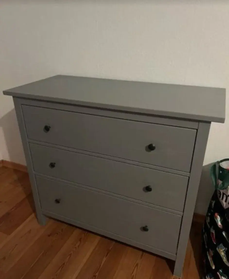 ŠEDÁ KOMODA IKEA HEMNES