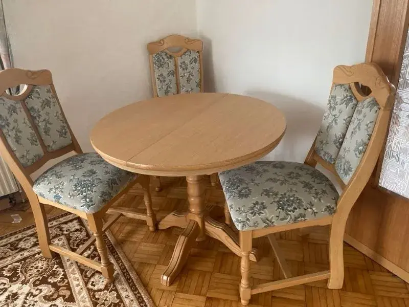 Stůl kulatý jídelní, rozkládací a 4 židle