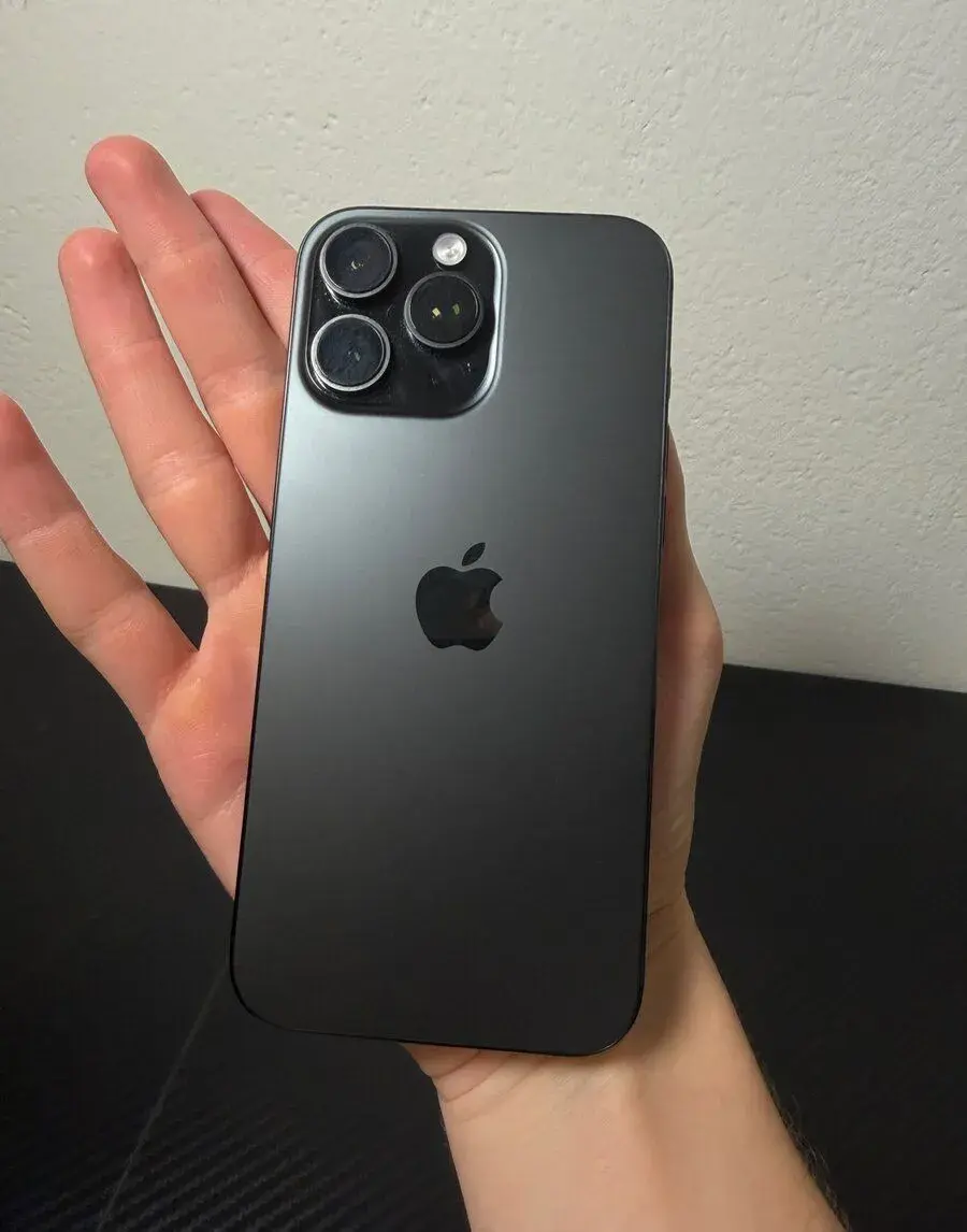 Apple iPhone 16 Pro Max – skvělý stav, baterie 90 %