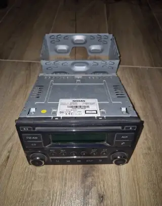 Nissan Navara D40 / NV200 / Qashqai rádio Bluetooth CD + kód