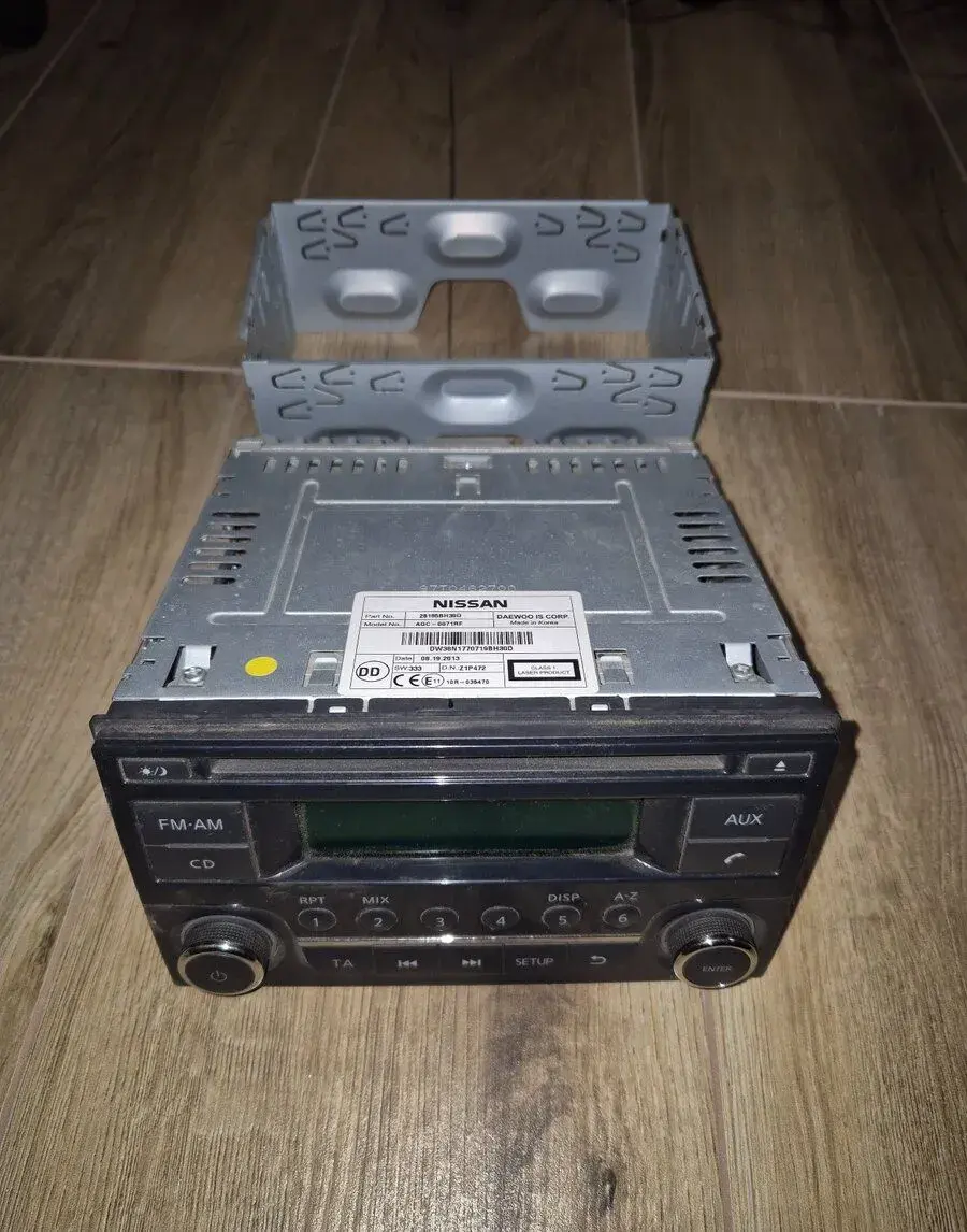 Nissan Navara D40 / NV200 / Qashqai rádio Bluetooth CD + kód