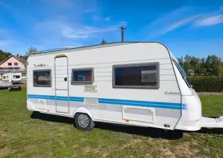 Hobby Exclusive 460, podélné postele, předstan