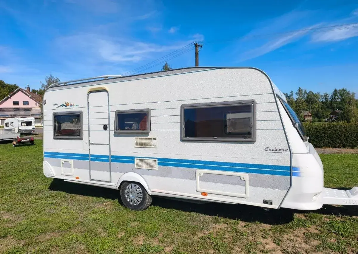 Hobby Exclusive 460, podélné postele, předstan