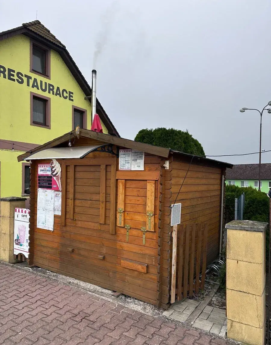 PRODEJNÍ STÁNEK 2,8m x 2,8m -kompletně vybavený