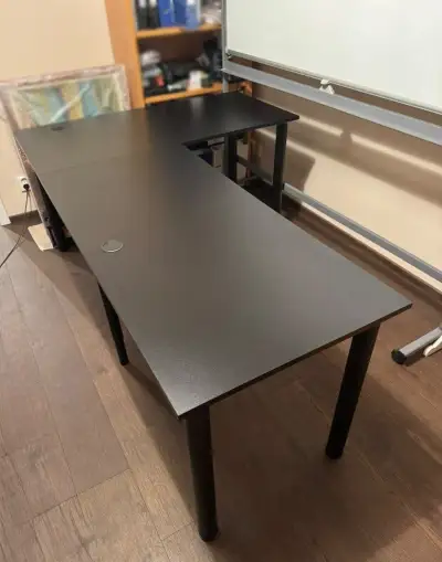 Černý rohový psací stůl ve výborném stavu