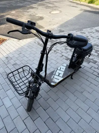 Elektrická koloběžka HECHT se sedátkem – téměř nová