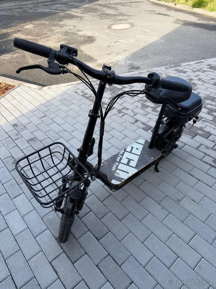 Elektrická koloběžka HECHT se sedátkem – téměř nová