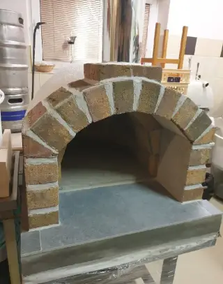 Pec na pizzu, chleba a maso