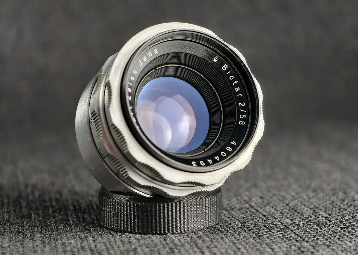 Carl Zeiss BIOTAR 58mm f2 M42 swirl bokeh