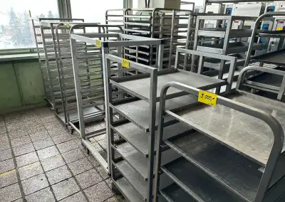 Nerezový vozík na plechy