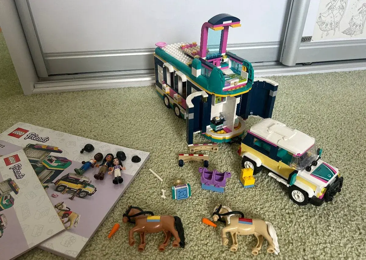 Lego 41722 Auto s přívěsem pro koně Friends.