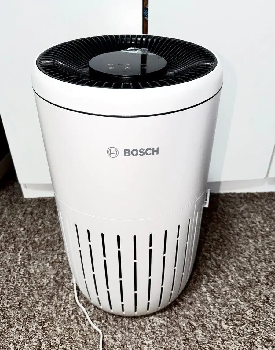 Chytrá čistička vzduchu Bosch Air 4000i skvělý stav