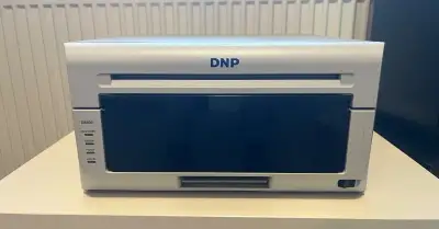 DNP DS820 tiskárna