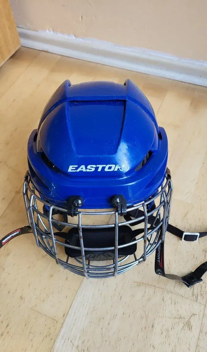 Hokejová helma Easton, obvod hlavy 53-56 cm
