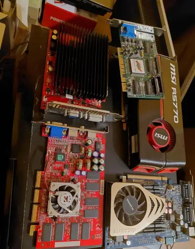 Grafické karty ze sbírky (MSI R5770, Gigabyte a další