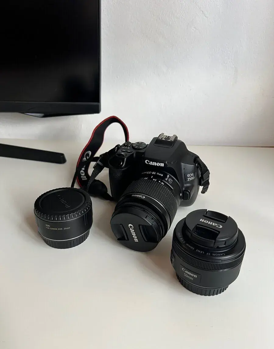 Canon EOS 250D + 3 objektivy, brašna, stativ a příslušenství