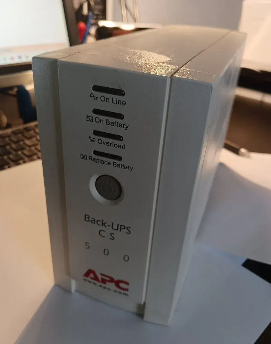 Záložní napájecí zdroj APC Back-UPS CS 500