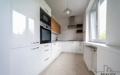 Pronájem vybaveného bytu 3+kk se zasklenou lodžií na ul. Kar