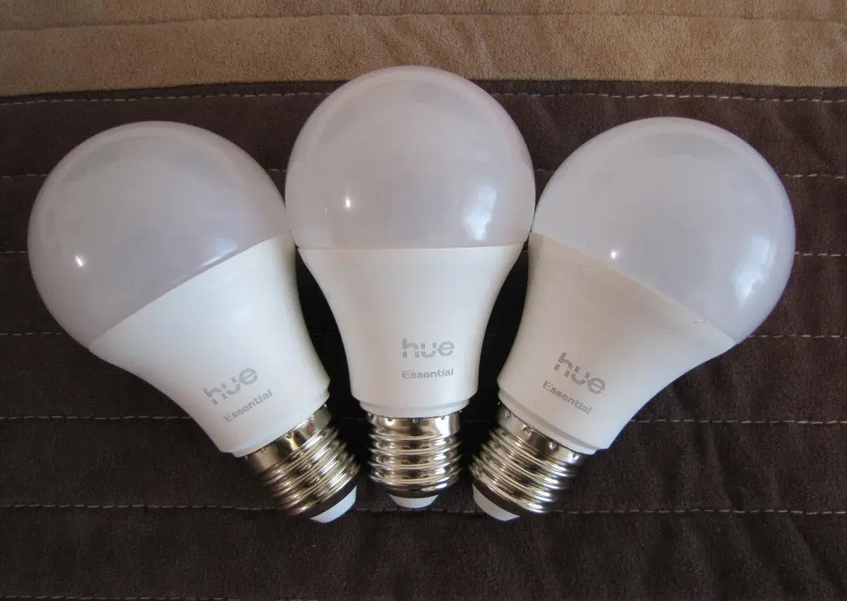 3 žárovky Philips Hue Essential Bluetooth, Color