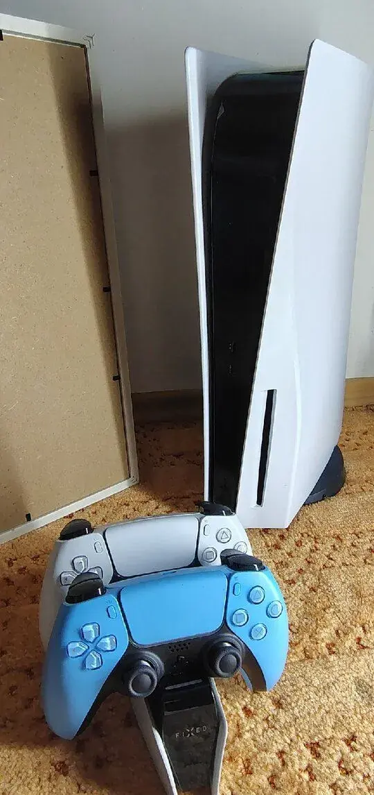 PlayStation 5 s mechanikou + 2x ovladač (prodáno)