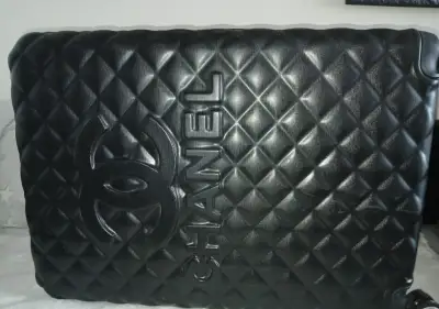 Černý skořepinový kufr Chanel