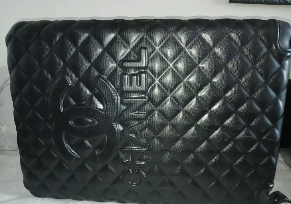 Černý skořepinový kufr Chanel