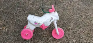 Plastové odrážedlo motorka růžová.
