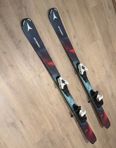 Dětské sjezdové lyže Atomic 130cm s originál vázáním
