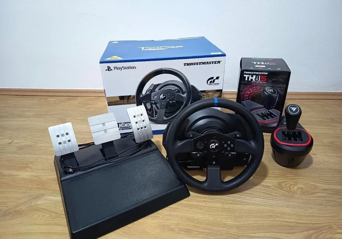 Thrustmaster T300 RS + 3 pedály + TH8S shifter – kompletní s
