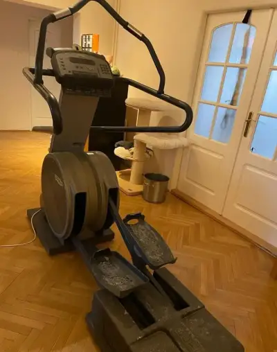 elliptical technogym, běžecký simulátor