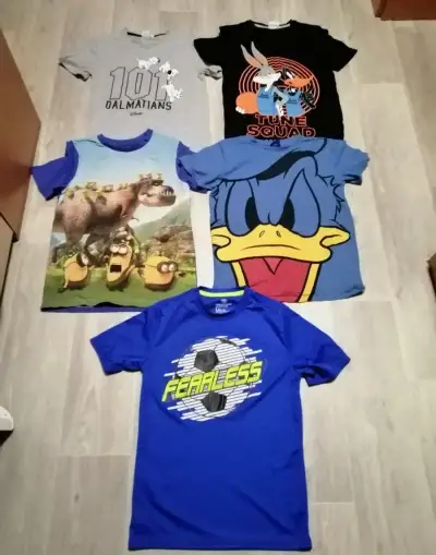 Trika, kraťasy, kalhoty, plavky.