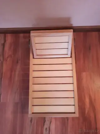 Dřevěné lehátko pro panenku