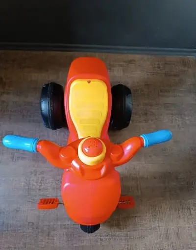 Plastová dětská tříkolka s pedály (motorka)