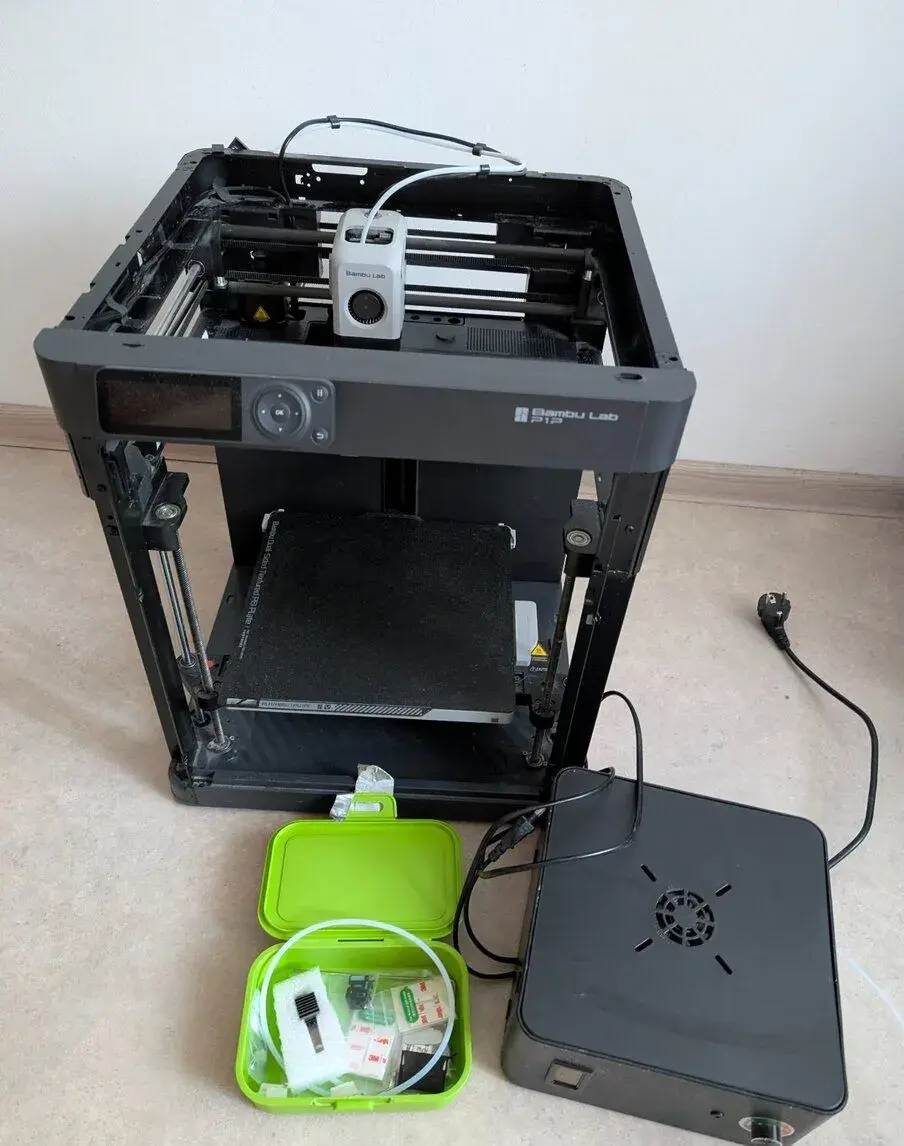 Bambu Lab P1P – 376 h, kompletní, nový extruder + sušička EI